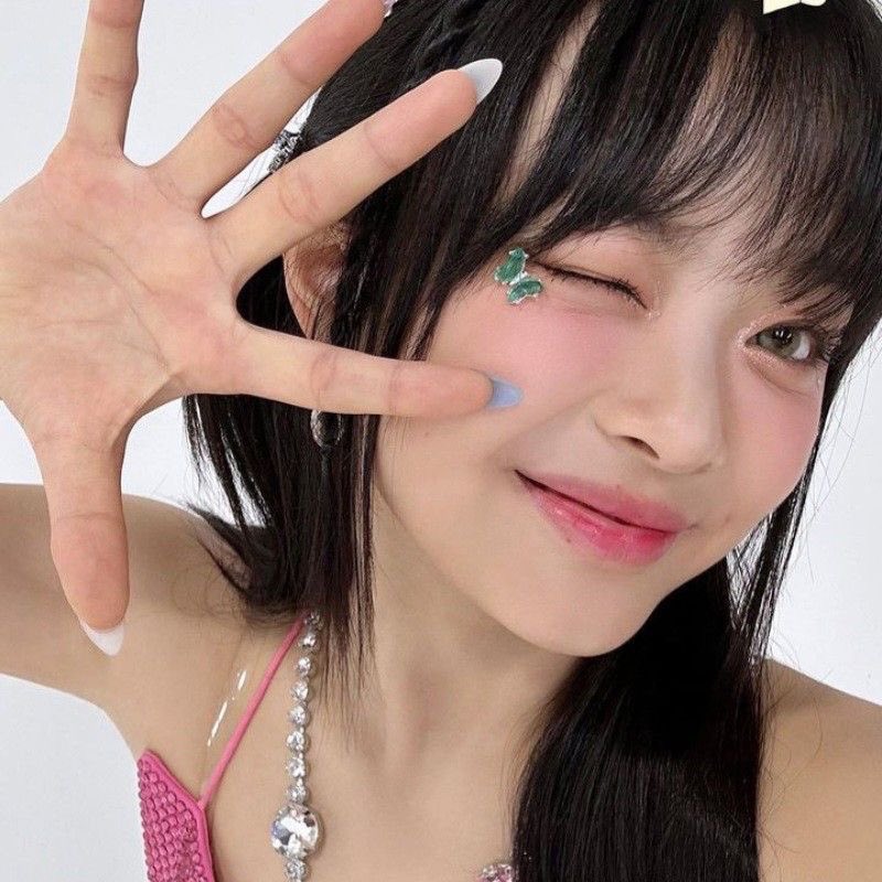 forthwng's tweet image. reply and ill give u four kpop groups to say ur biases!!! &amp;lt;3   

i got: 
bp — jennie
new jeans — hanni
ive — liz
le sserafim— chaewon