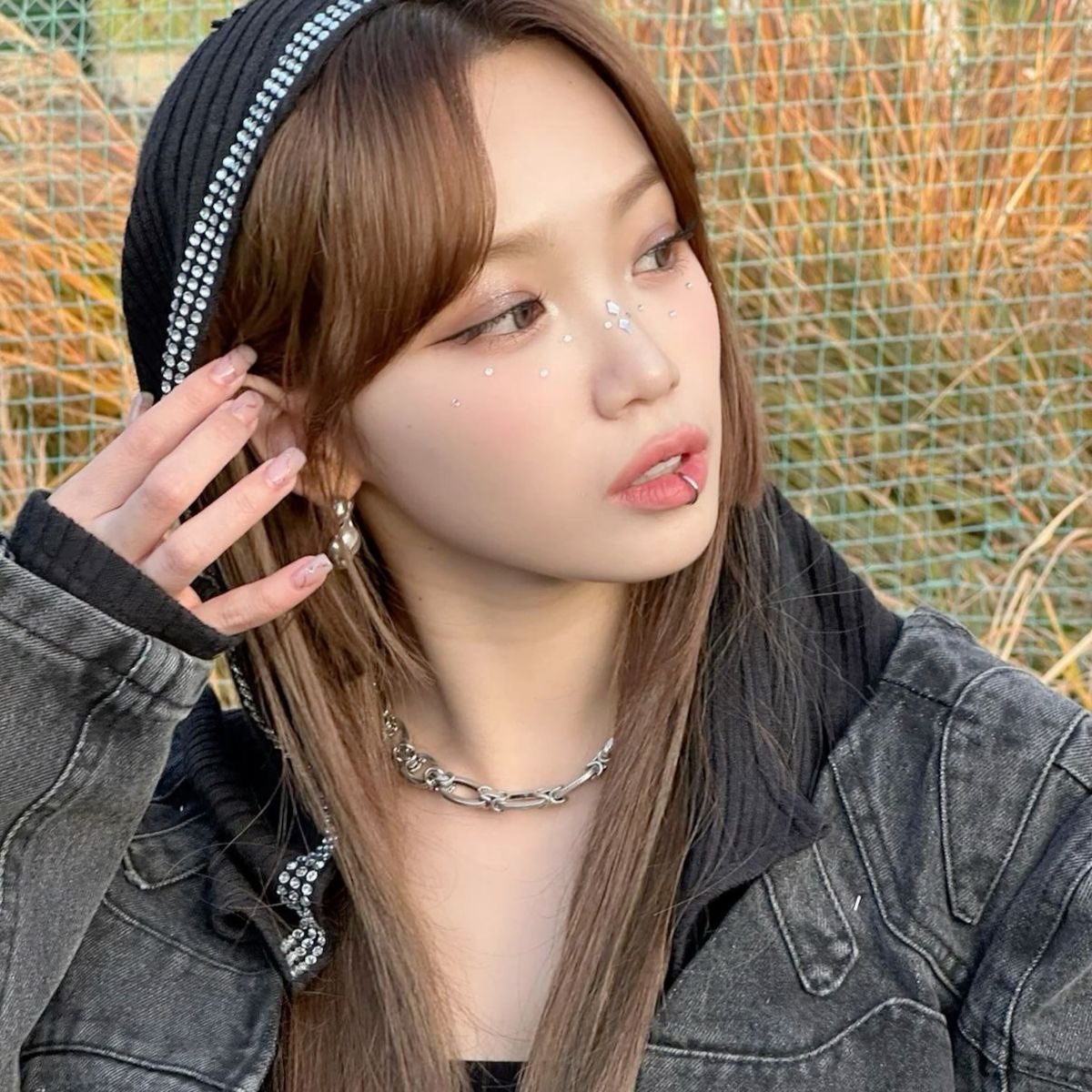 forthwng's tweet image. reply and ill give u four kpop groups to say ur biases!!! &amp;lt;3   

i got: 
bp — jennie
new jeans — hanni
ive — liz
le sserafim— chaewon