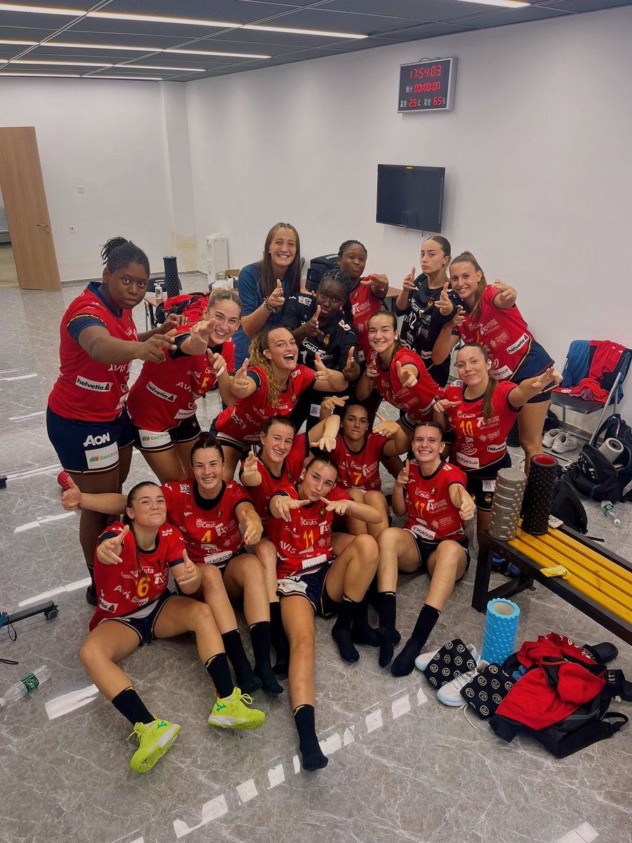 A la main round como primeras de grupo y así de felicesssss 😁😁