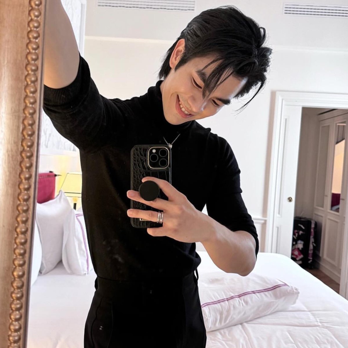melissamelii6's tweet photo. You have such a big heart, thank you for inspiring me beautifully every day. When someone asked me what it was like to meet you or who you are, I always say "He's the most beautiful soul I have ever met" 
You are so precious P'Mile, love youu🥹🫶🏻💚

@milephakphum 
#MilePhakphum https://t.co/Psl1FocP2C