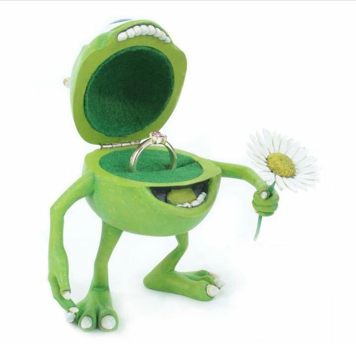 Con este anillo le propuse matrimonio a mi novia.