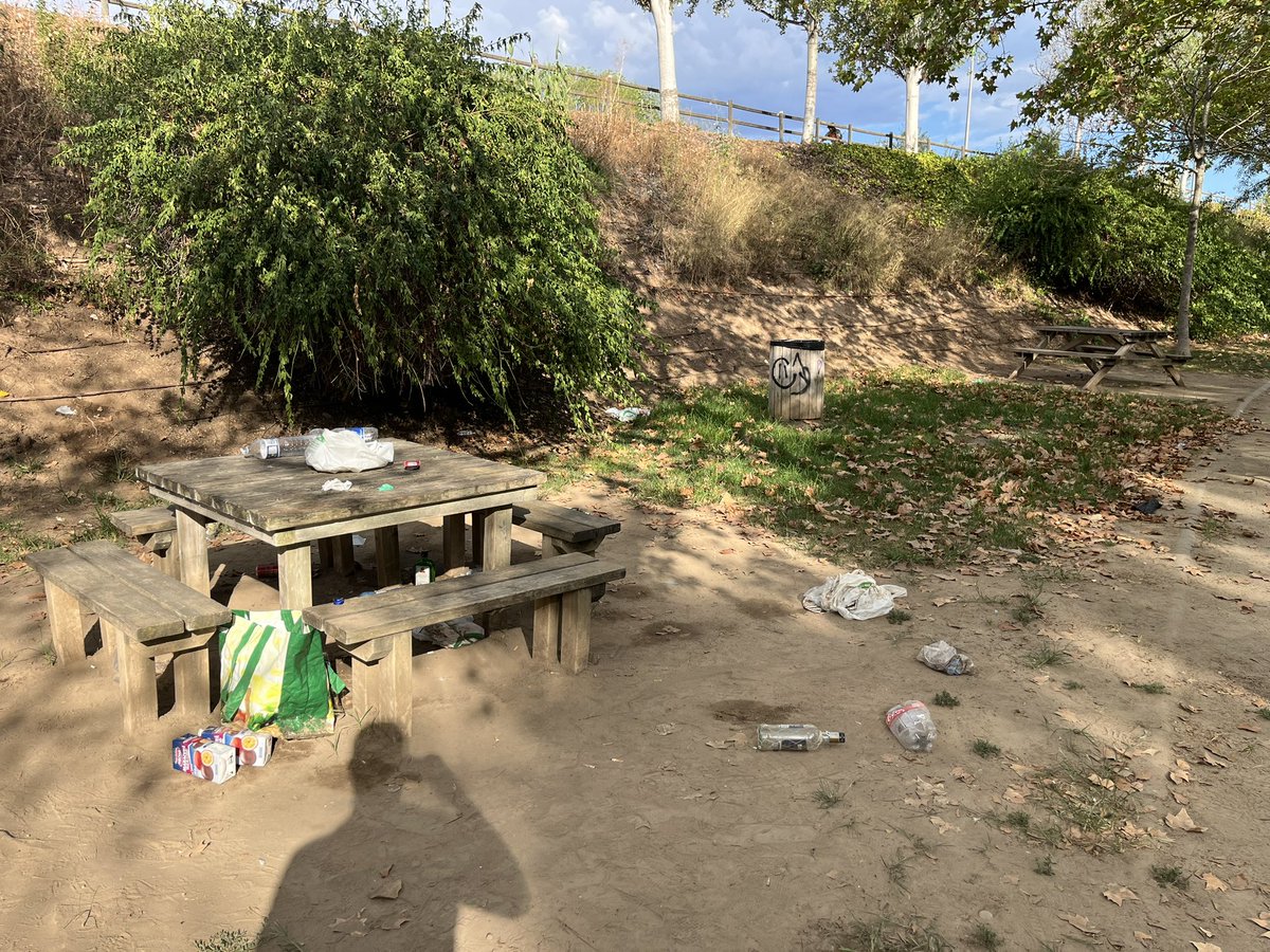 AlexDreamer's tweet photo. @TGNcultura Tarragona se degrada. 9:30am. ¿Dónde están los servicios de limpieza? Pensaba que el botellon en la vía pública estaba prohibido. https://t.co/GJHUZponRn