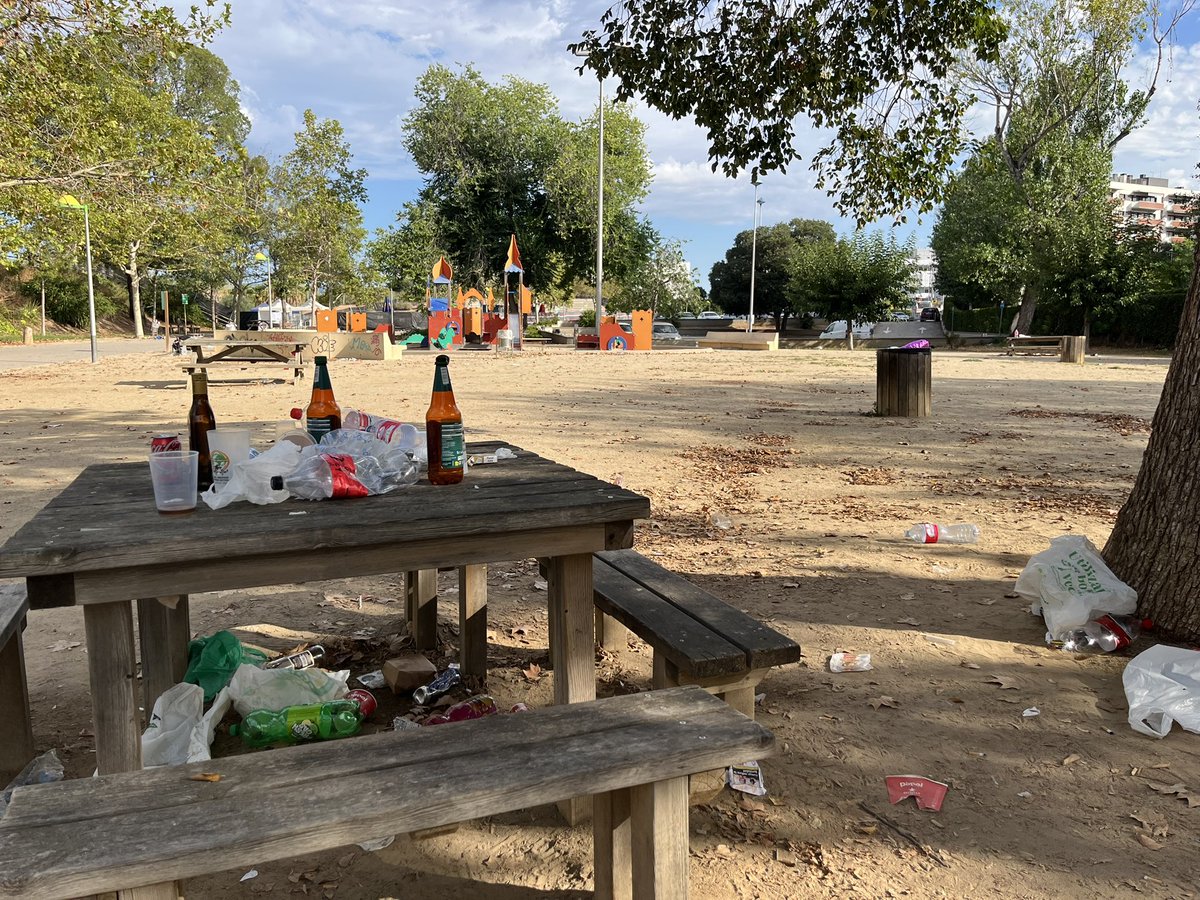 AlexDreamer's tweet photo. @TGNcultura Tarragona se degrada. 9:30am. ¿Dónde están los servicios de limpieza? Pensaba que el botellon en la vía pública estaba prohibido. https://t.co/GJHUZponRn