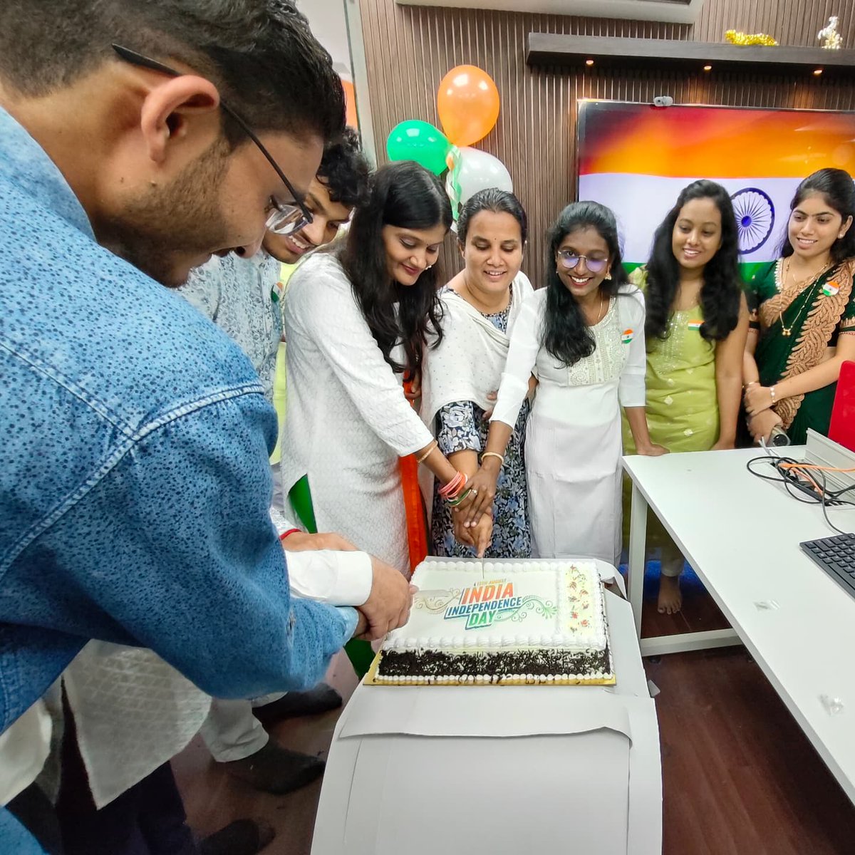 plainsurf's tweet photo. 🇮🇳 Celebrating the Spirit of Freedom at Plainsurf Solutions! 🎉

Our office was brimming with colors, joy, and team spirit as we came together to commemorate Independence Day From vibrant decorations to collaborative efforts, our team truly embodied the essence of unity and pride https://t.co/k2qWEYZBcv
