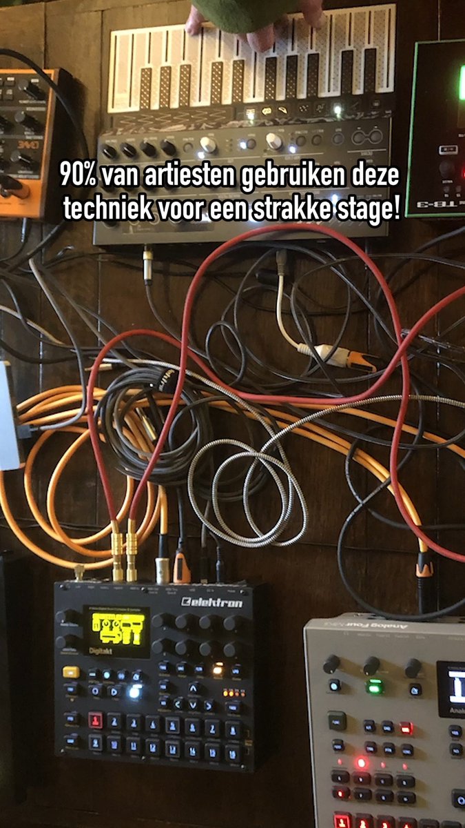 Baxshopbe's tweet image. Een rommelige stage? Niet met deze techniek! Ontdek hoe een simpel 'janwillempje' jouw kabels netjes en georganiseerd houdt tijdens je optredens. 👇 #StageSetup #MuzikantTips #OptredenHacks #TechLife dlvr.it/TC3Q44