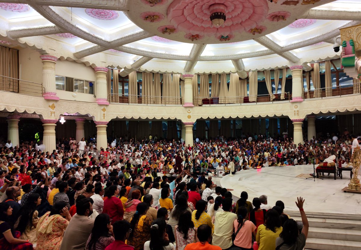 Gurudev's tweet photo. Interacted with over 26,000 participants across India who learnt the Sudarshan Kriya this weekend. A new dimension of independence as they embark on a journey towards a healthier, happier, and more fulfilling life. https://t.co/7b7lrXbDxd