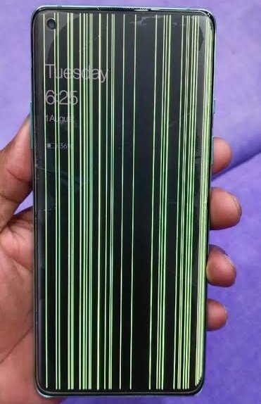 techxstreet's tweet image. OnePlus green line users beware! 🚨 They're quietly denying vouchers for devices older than 3 years, even if it's just by days. No more OnePlus 11R upgrades for you! 😒 Samsung offers free display replacements, but OnePlus hits you with a ₹500 labor charge. #OnePlusFail