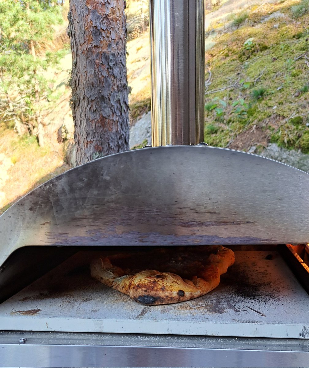 Charlotta89's tweet photo. Lycka är en vän som gör dom absolut godaste pizzorna 🤤😍 Det var en bra dag igår med dom bästa❤️ #Teletapit https://t.co/qTwVZknBtd