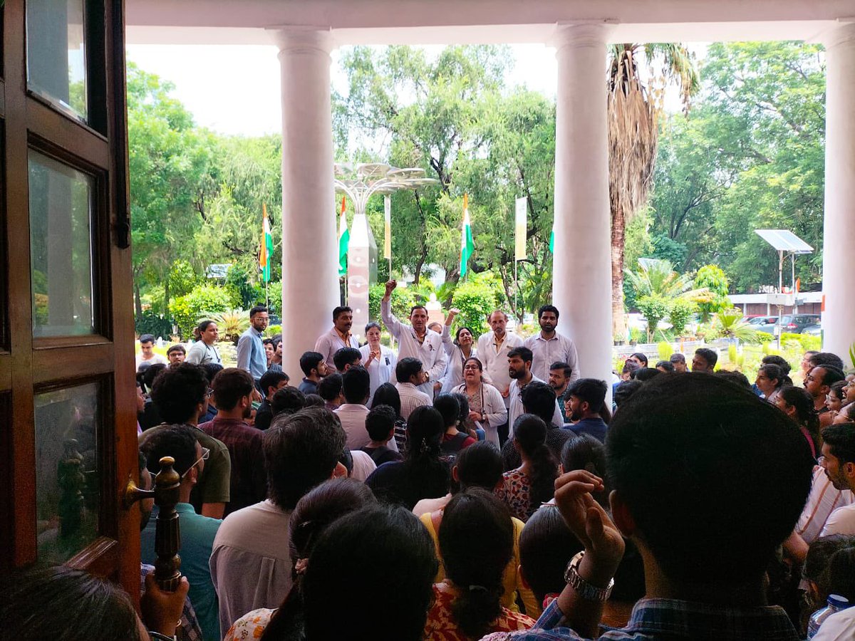 shoukathali_e's tweet photo. @RDAMAMCofficial 

Lok Nayak Hospital Nurses Union officials met RDA MAMC to show the solidarity and support with the ongoing support https://t.co/DljScLLHzL