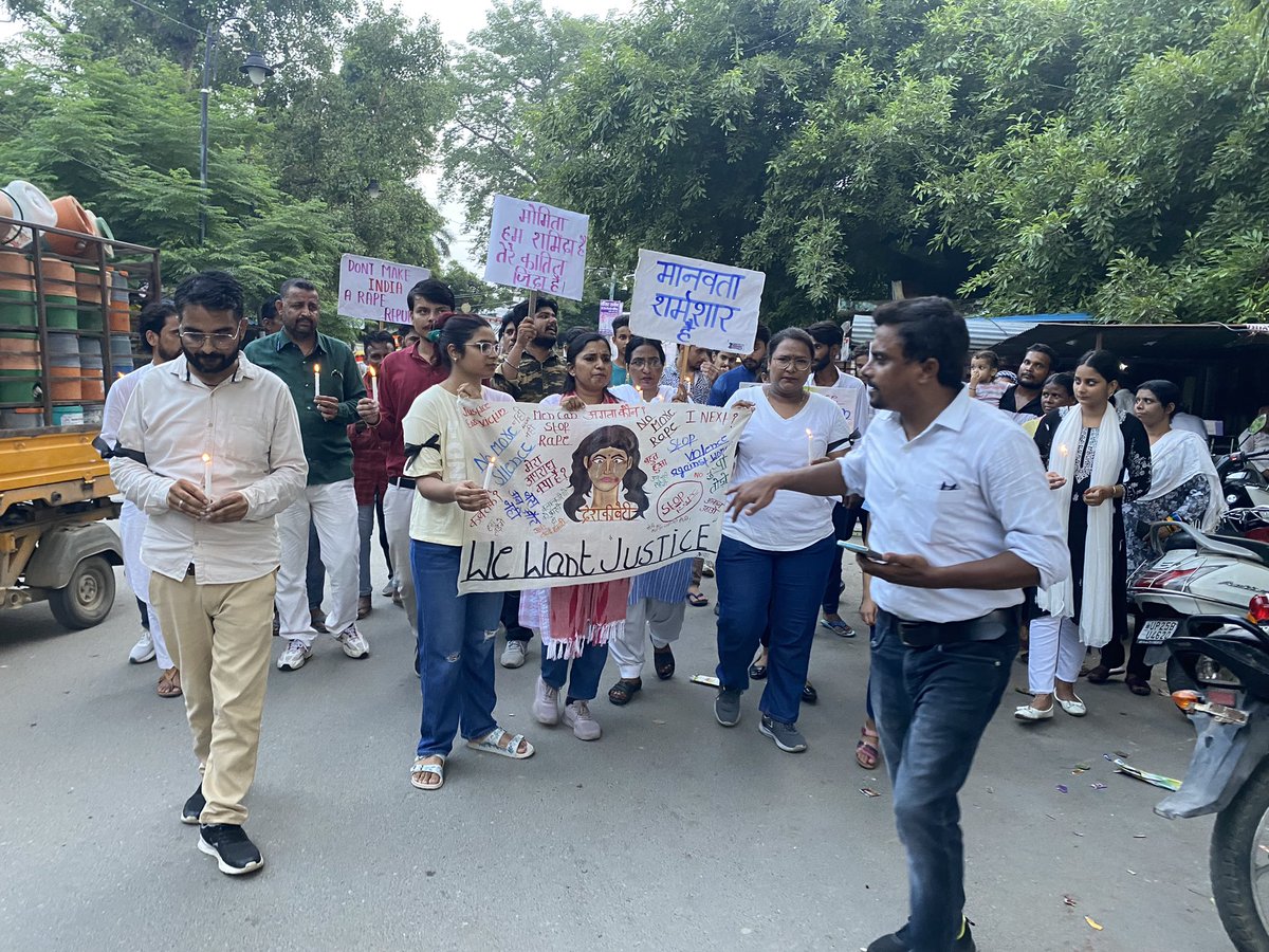 atulparashari's tweet photo. "मानवता शर्मसार है"

कोलकाता में डॉक्टर मौमिता के साथ वीभत्स रुप से हुए सामूहिक बलात्कार व उनकी निर्मम हत्या के विरोध में संस्था "आस" द्वारा आक्रोश रैली/कैंडल मार्च निकाला,
 #justiceformoumita 
@yadavakhilesh https://t.co/8QpoZ3O5MG