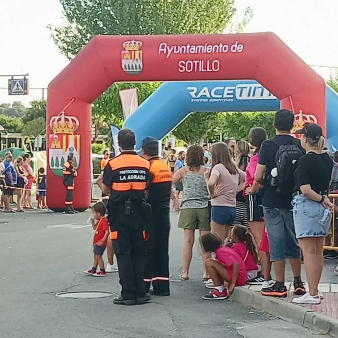 Pcbomberosvla's tweet photo. Ayer colaboramos con nuestros compañeros naranjas, en la carrera popular Villa de Sotillo de La Adrada. La cual se desarrolló sin incidencia alguna y fue el disfrute de grandes y pequeños.

#proteccioncivillaadrada #lasprotescuentan #proteccioncivil #valledeltietar https://t.co/dFZ9ndCIMk