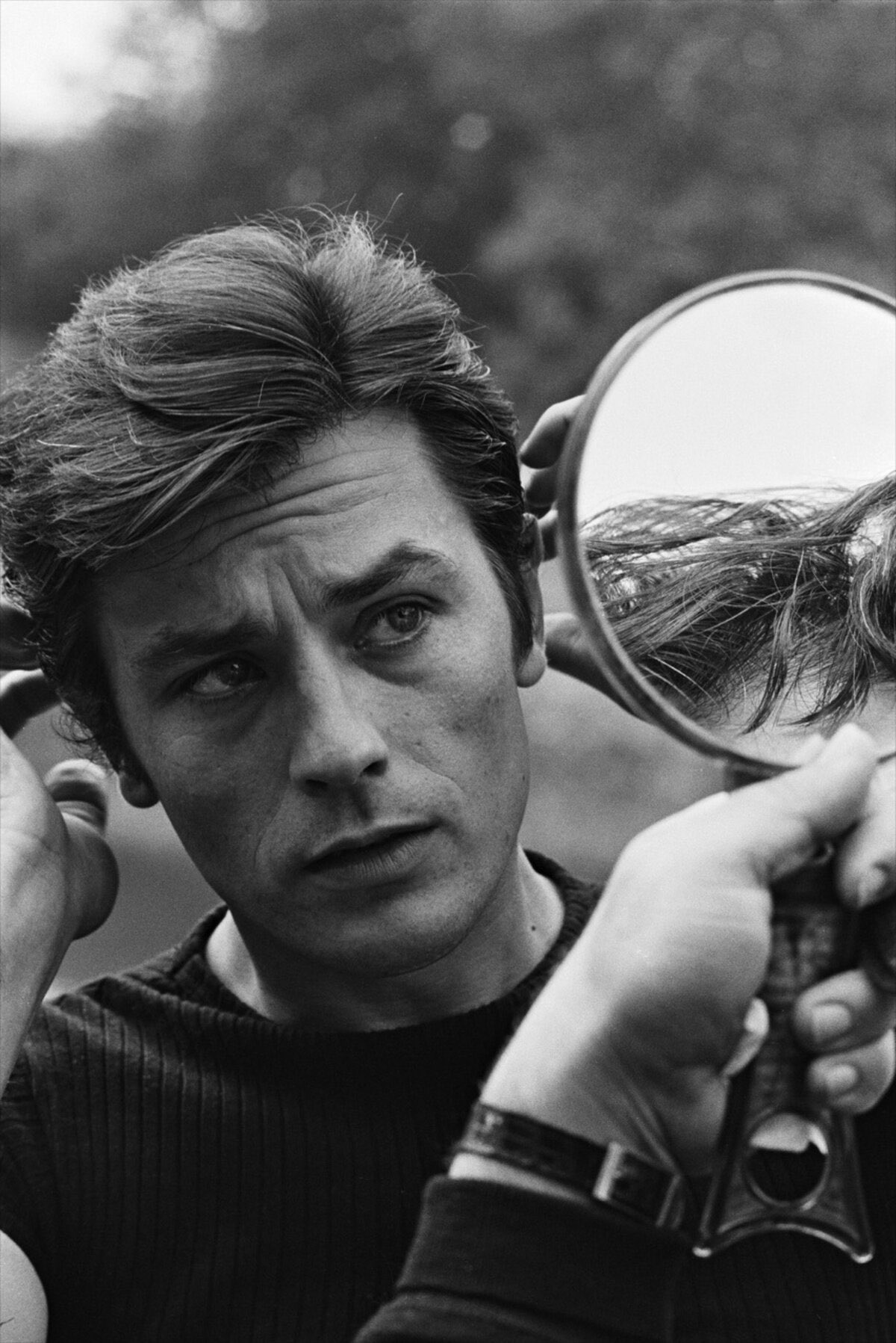 Alain Delon face à un miroir