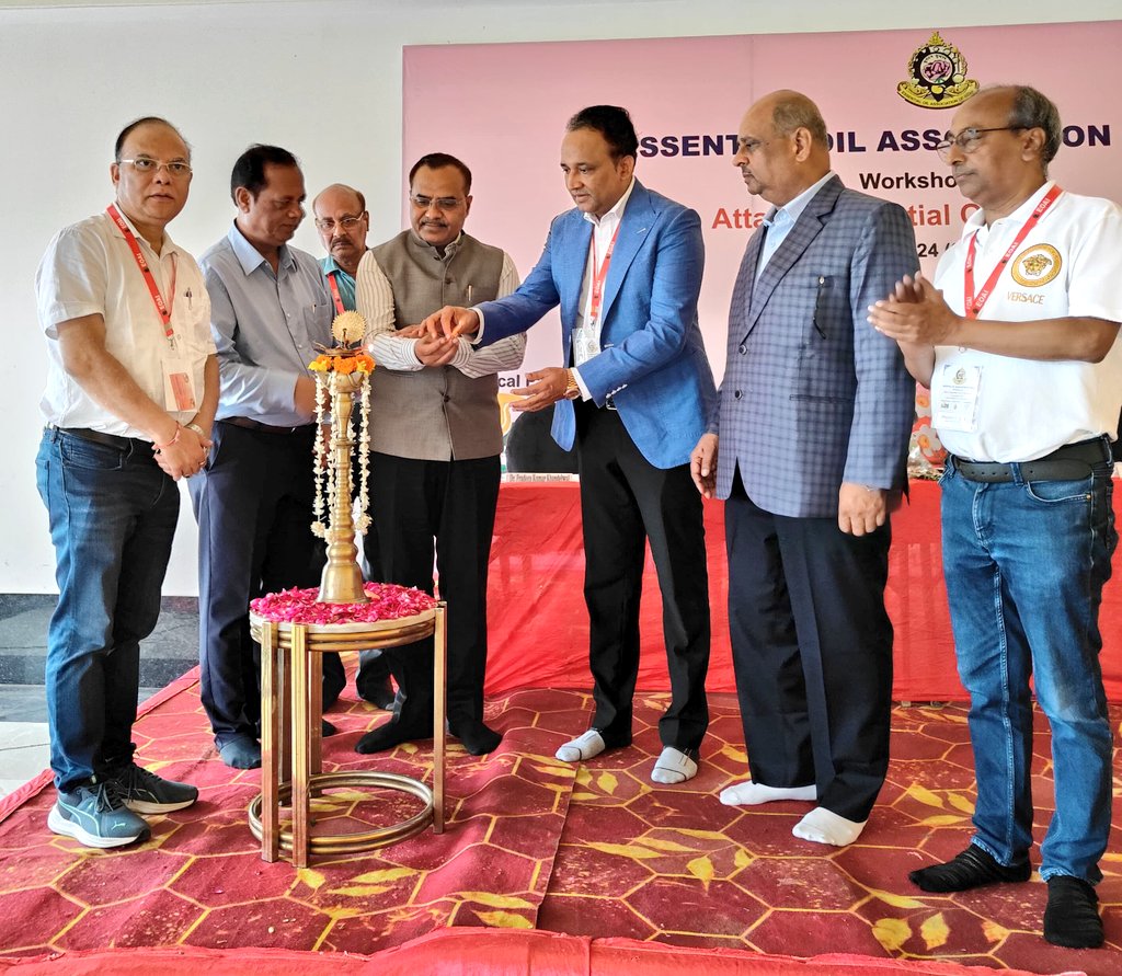 _InvestUP's tweet photo. The Essential Oil Association of India (#EOAI) organized a workshop on ‘Attar and Essential Oils of Kannauj’ on 18th August 2024, at My Heritage Hotel, #Kannauj. The workshop aimed to attract #investors to the attar and essential oil industry, promote local #manufacturers, and elevate their products to #globalbrand status. Additionally, the event emphasized the significant role this industry plays in contributing to #UttarPradesh's goal of becoming a $1 trillion economy.