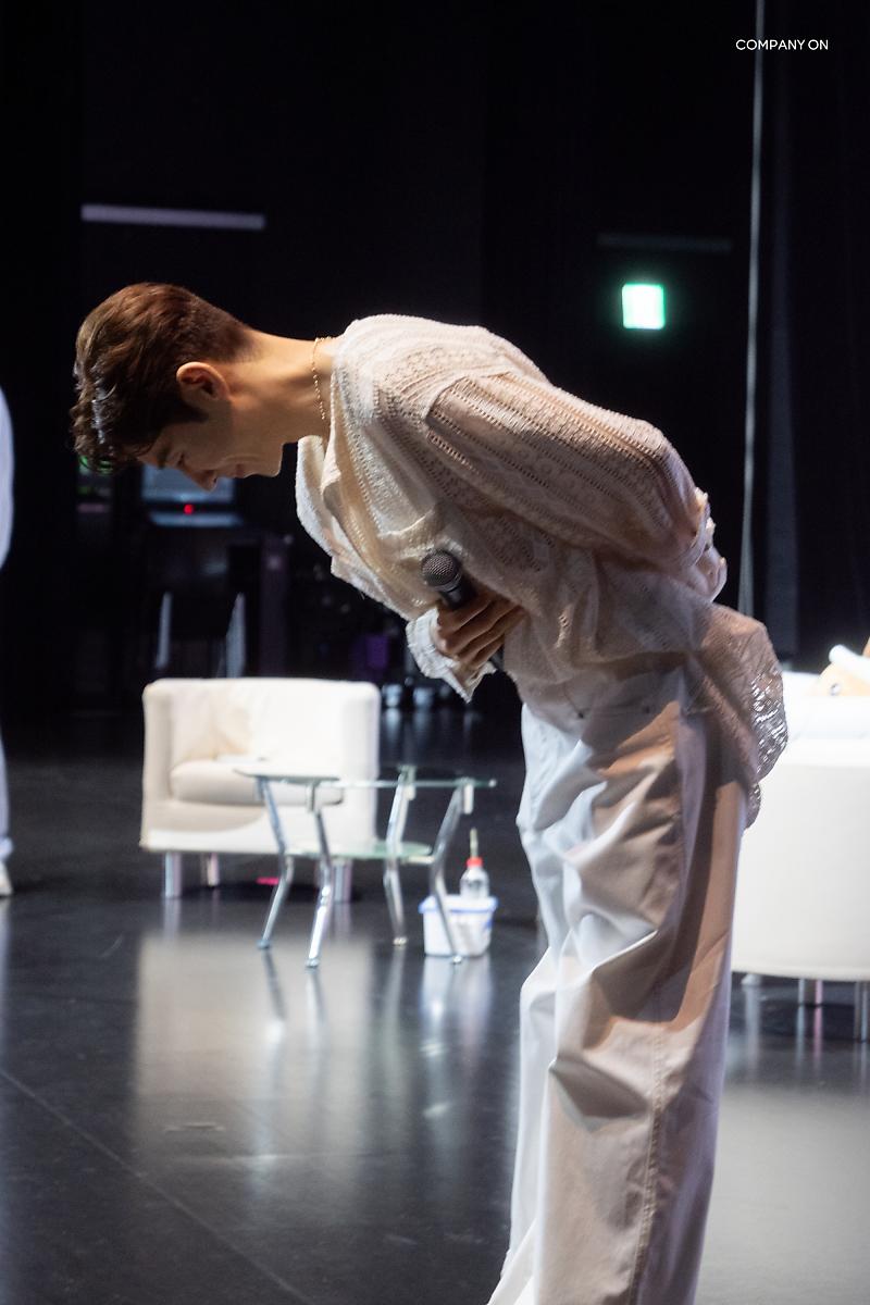 주변 사람들에게 친절하고 겸손하며 선택하는 필모는 청소년, 성소수자, 위안부, 독립운동가, 정의실현이 주제인 사람. 예술병, 배우병 없고 늘 더 성장하고 싶어하며 자신을 응원하는 팬들에게 행동으로 감사를 표현하는 사람. 

난 그래서 이제훈이 좋다.