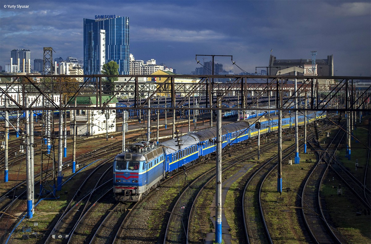 CheminsdeFerTC's tweet photo. En 09-16 un convoi composite tracté par une =>#ChS4 quitte la gare de =>#Kyiv pour rallier Varsovie par Kovel en =>#Ukraine, Chelm et Lublin en Pologne.
Auteur: Yurko Slyusar (@UraSlusar) par https://t.co/wfICWM5NxE https://t.co/GH0kXkXPxY