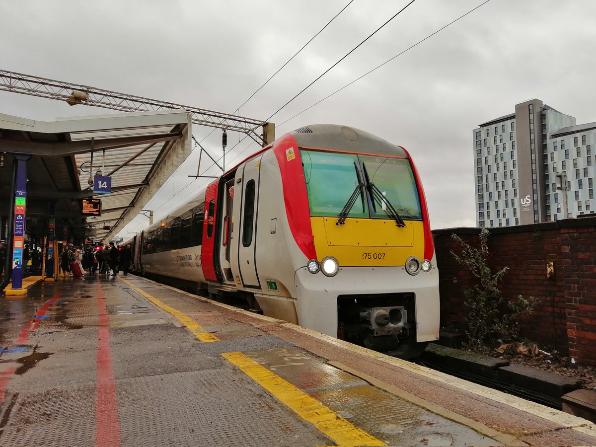 SteelCityDog_'s tweet photo. #class175 175007 is seen at Manchester Piccadilly working a North Wales Coast service westwards. 19/12/2022 https://t.co/Ty3Z5IsBZW