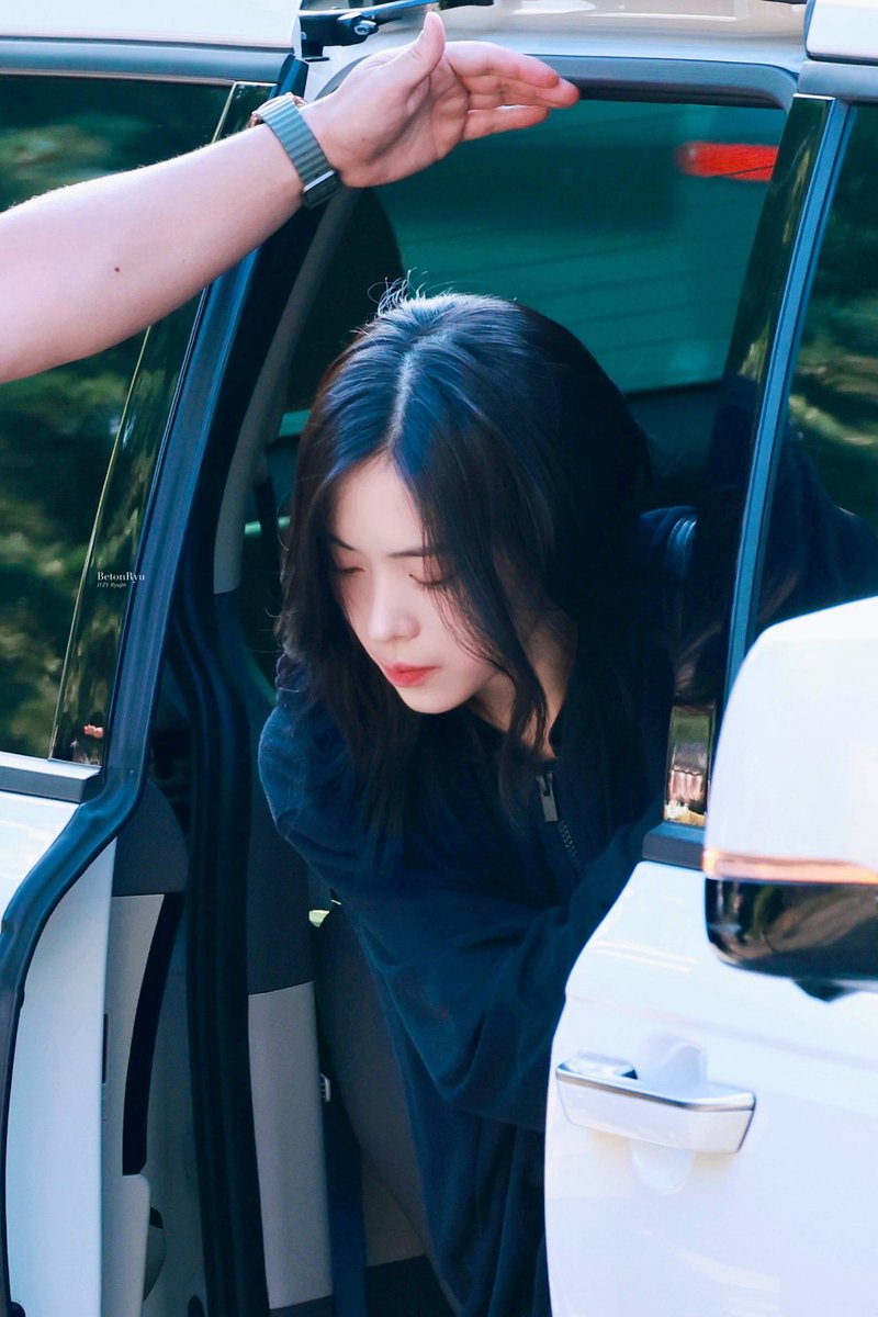 betonryu_srj's tweet photo. 240816 파리 올림픽 기념 국민대축제 출근 HQ

드라마 장면 같아ㅜㅜ 

#ITZY #있지 #RYUJIN #류진
@ITZYofficial https://t.co/5dGg2ao5KE