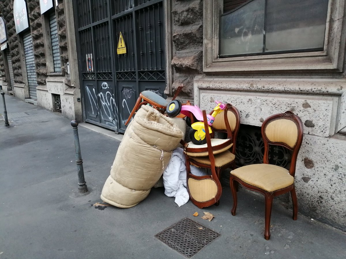 clapine75's tweet photo. Buongiorno @amsa_spa, segnalo rifiuti abbandonati in viale Lunigiana 10. Grazie.
#incivili #Milano #discarica #abusiva https://t.co/1pXxZyMKf6
