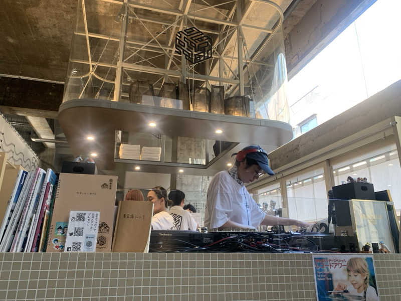 Hero_2_good's tweet photo. 下町サウナ巡り2軒目は念願の黄金湯。もう言うことなしですね。風呂上がりはIPAのクラフトビール「シャワー」で〆。フォローでステッカーもゲット。この土日でサウナ計10回。 (＠ 黄金湯 in 東京都, 墨田区) https://t.co/aB8ogLeaUe https://t.co/aRJ5GFL9UL