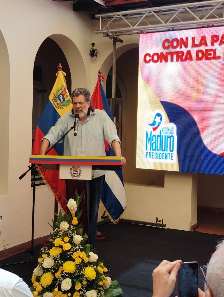 Invitado x el embajador Maneiro, participé en el acto "Con la paz y en vs del fascismo". Reiteré la solidaridad d <a href="/CasAmericas/">Casa de las Américas</a> c/el Pdte Maduro y la Revolución Bolivariana y ntro rechazo a todo injerencismo. ¡No pasarán! #ManosFueraDeVenezuela #MaduroPresidente