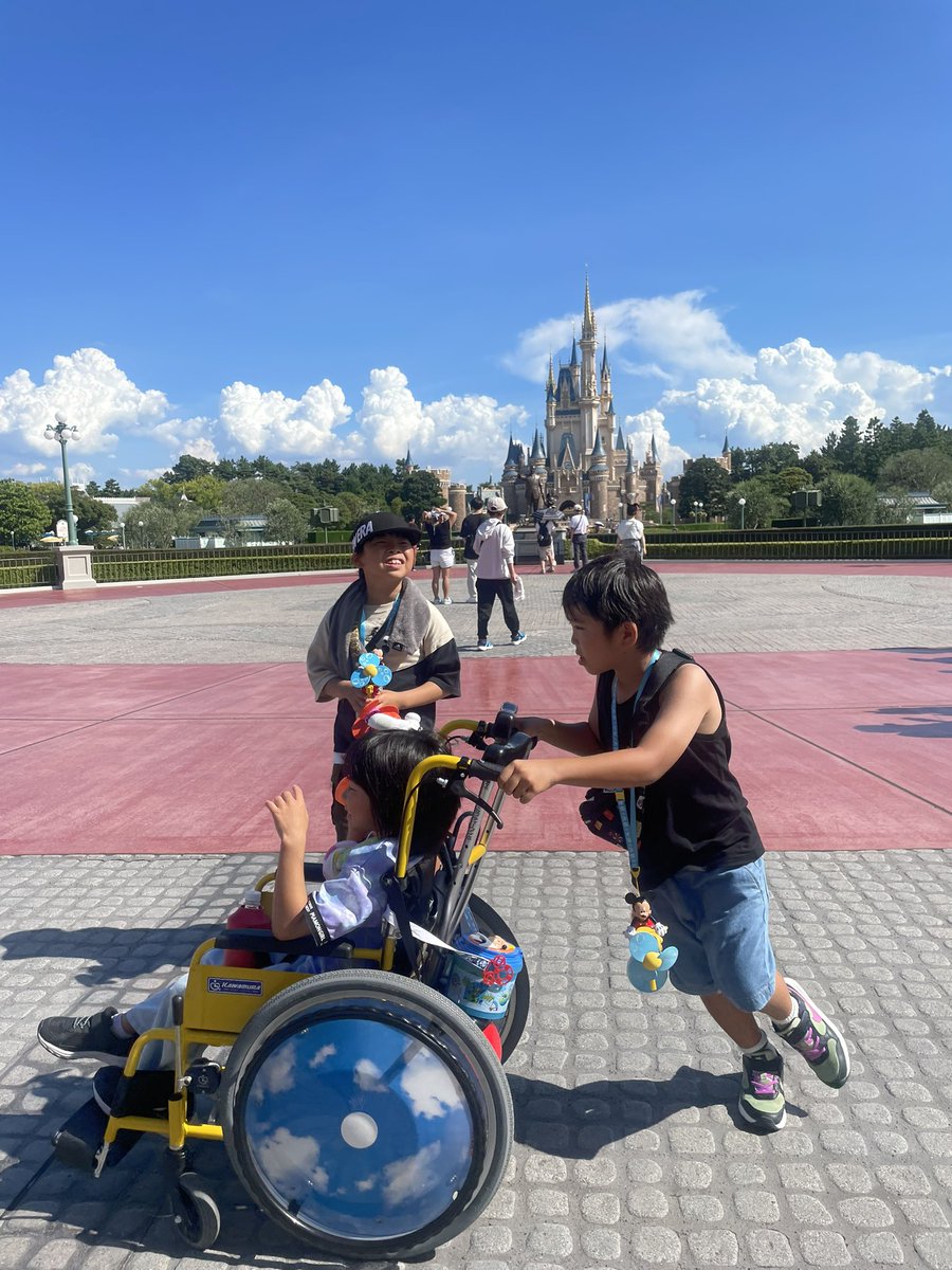 kebachan8's tweet photo. 昨日のディズニーめちゃめちゃ空いてたからほぼ乗れたな( ｰ̀ ｰ́)⁾⁾ｳﾝｳﾝ
友達家族ぐるみで行ったから普段乗れないものとか乗って新鮮やった(*´∀｀*) https://t.co/Qm3VhiYNIK