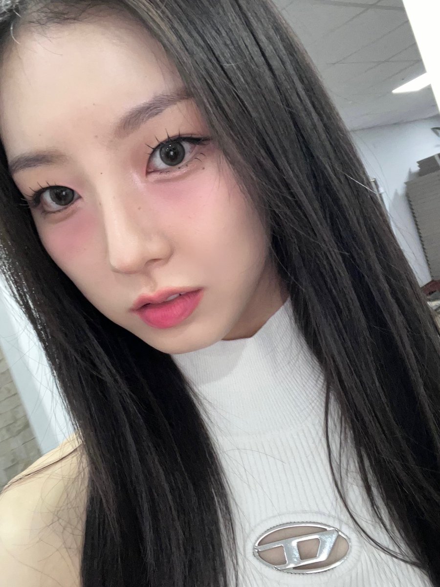 CUBE_LIGHTSUM's tweet photo. [#주현] 뮤뱅 첫방날! 🤍 https://t.co/QeuioUwTji
