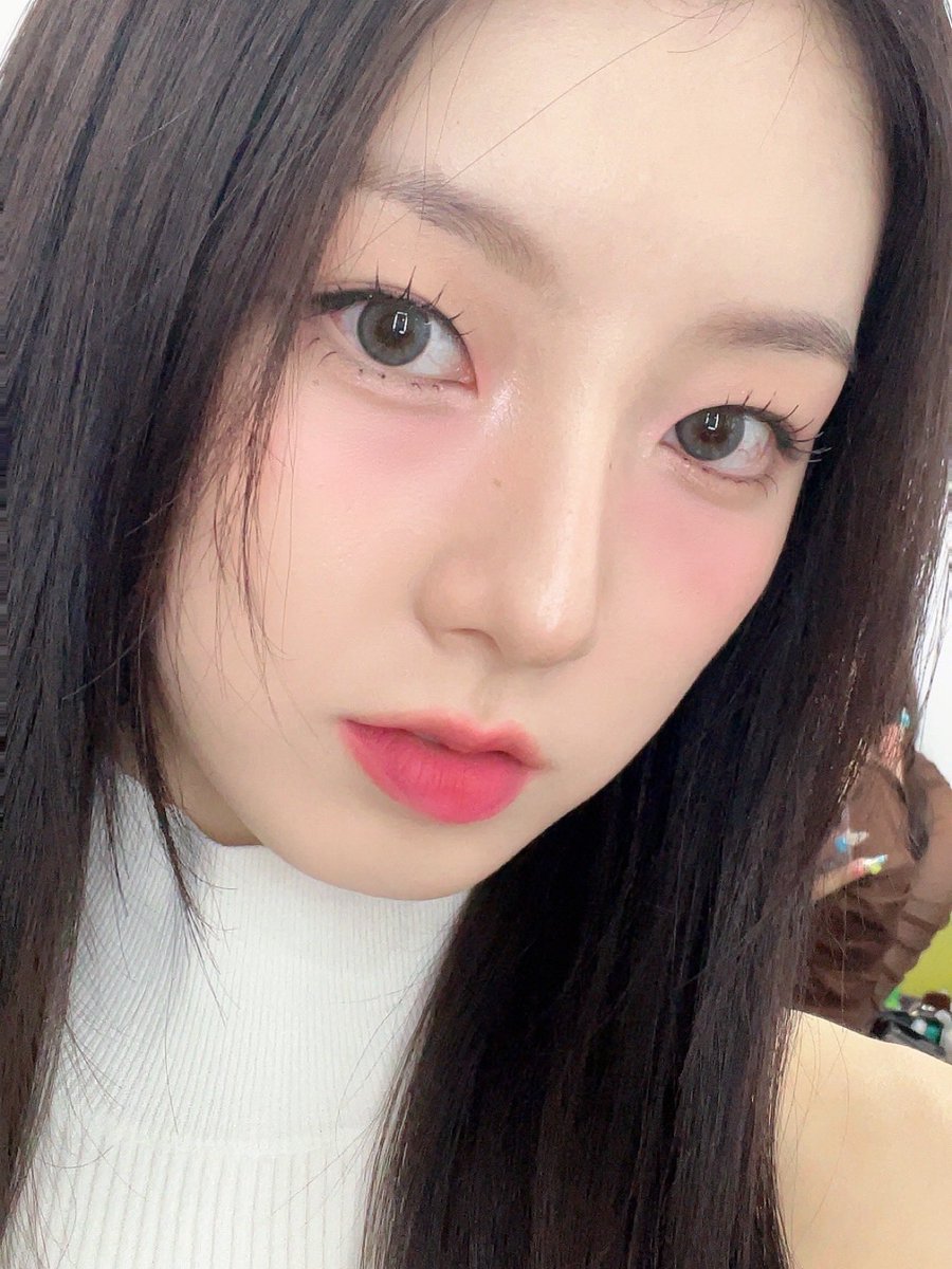 CUBE_LIGHTSUM's tweet photo. [#주현] 뮤뱅 첫방날! 🤍 https://t.co/QeuioUwTji