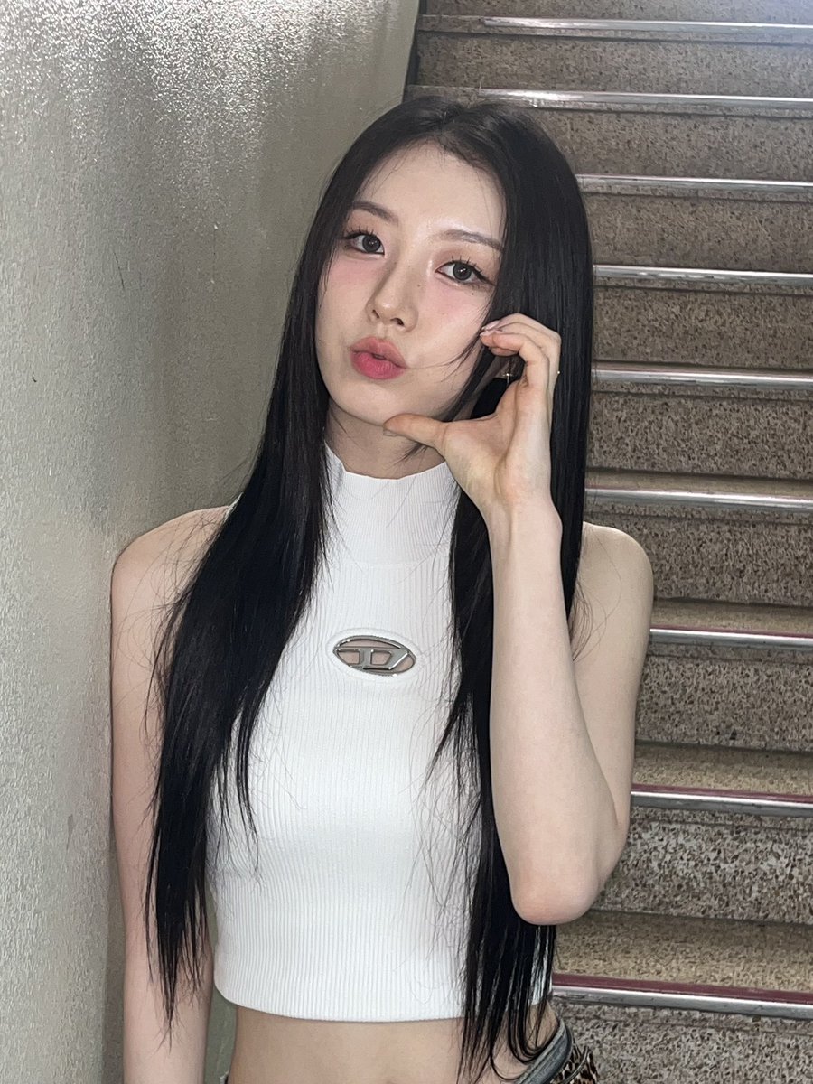 CUBE_LIGHTSUM's tweet photo. [#주현] 뮤뱅 첫방날! 🤍 https://t.co/QeuioUwTji