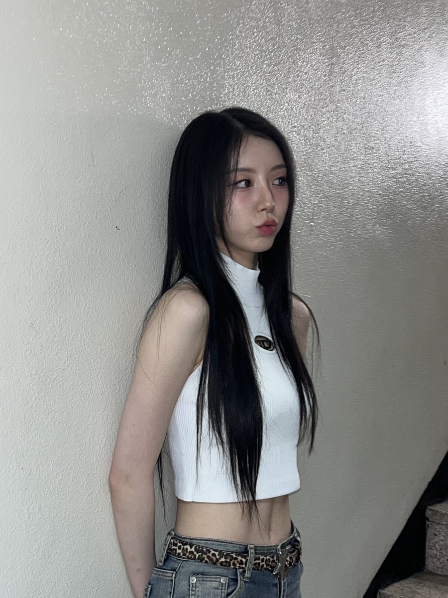 CUBE_LIGHTSUM's tweet photo. [#주현] 뮤뱅 첫방날! 🤍 https://t.co/QeuioUwTji