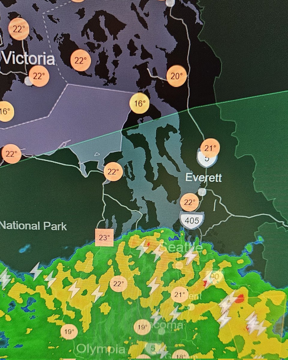 akinvic's tweet photo. The storm has reached Seattle. How much action will we get here in #YYJ #BCstorm https://t.co/Wdu0p4Vu9E