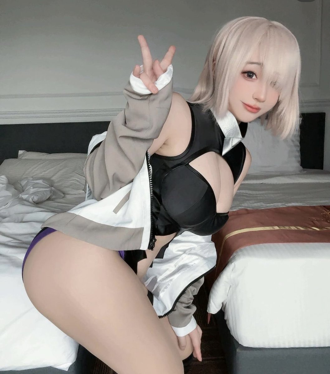 #レイヤーは自分の中で一番の雄顔と雌顔を並べる

左     FGO マシュ
右　JOJO プロシュート https://t.co/0i8b1x52lb