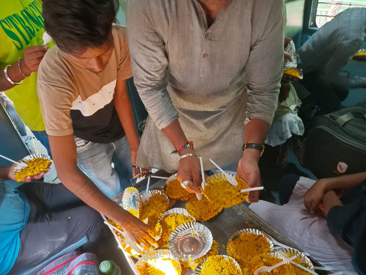 DRMBRCWR's tweet photo. ट्रेन न 09168 साबरमती एक्सप्रेस स्पेशल आज पश्चिम रेलवे के  नडियाद स्टेशन पर पहुँचने पर नडियाद के जयमानव परिवार सेवा ट्रस्ट द्वारा जनरल कोच के यात्रियों को पोहा व चाय सर्व की गई 

@WesternRly @RailMinIndia https://t.co/vWmXS3Jjnp