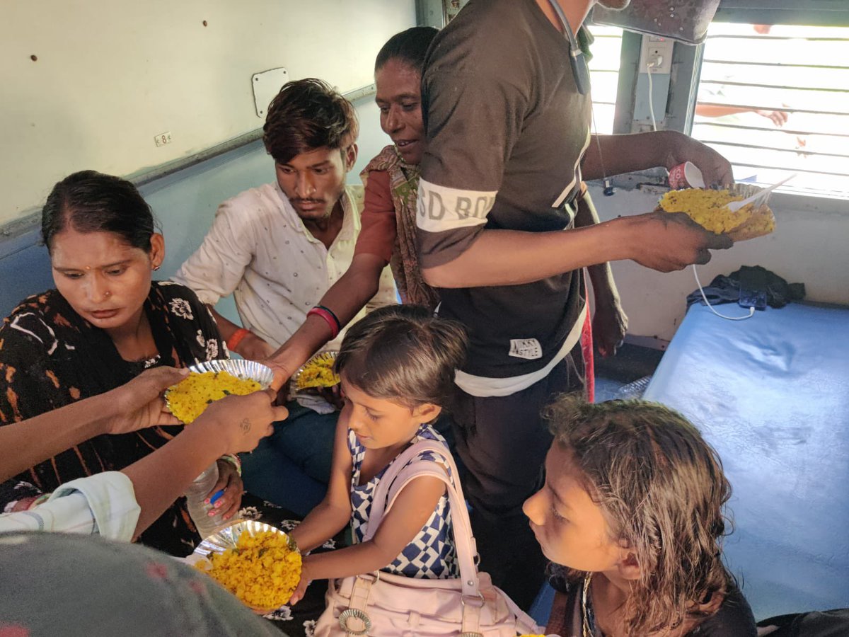 DRMBRCWR's tweet photo. ट्रेन न 09168 साबरमती एक्सप्रेस स्पेशल आज पश्चिम रेलवे के  नडियाद स्टेशन पर पहुँचने पर नडियाद के जयमानव परिवार सेवा ट्रस्ट द्वारा जनरल कोच के यात्रियों को पोहा व चाय सर्व की गई 

@WesternRly @RailMinIndia https://t.co/vWmXS3Jjnp