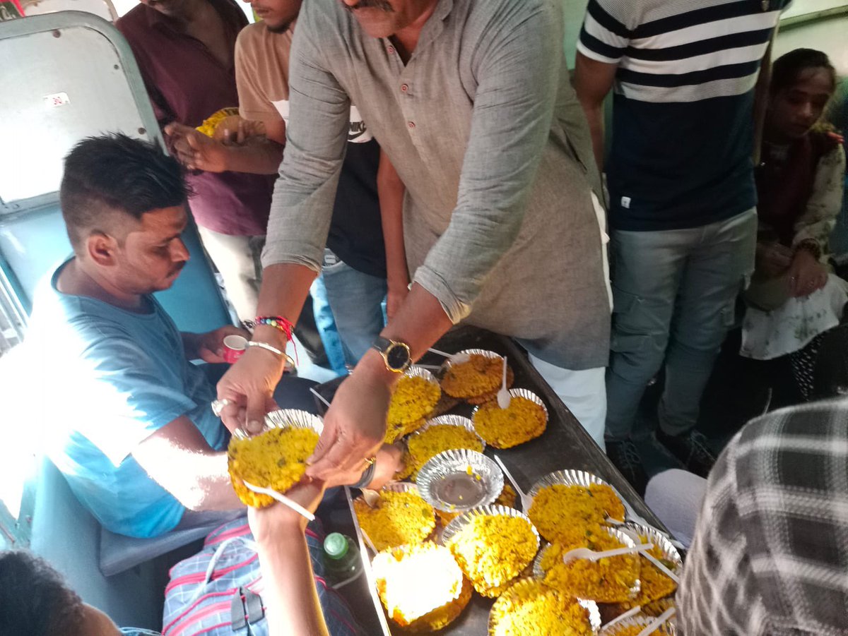 DRMBRCWR's tweet photo. ट्रेन न 09168 साबरमती एक्सप्रेस स्पेशल आज पश्चिम रेलवे के  नडियाद स्टेशन पर पहुँचने पर नडियाद के जयमानव परिवार सेवा ट्रस्ट द्वारा जनरल कोच के यात्रियों को पोहा व चाय सर्व की गई 

@WesternRly @RailMinIndia https://t.co/vWmXS3Jjnp