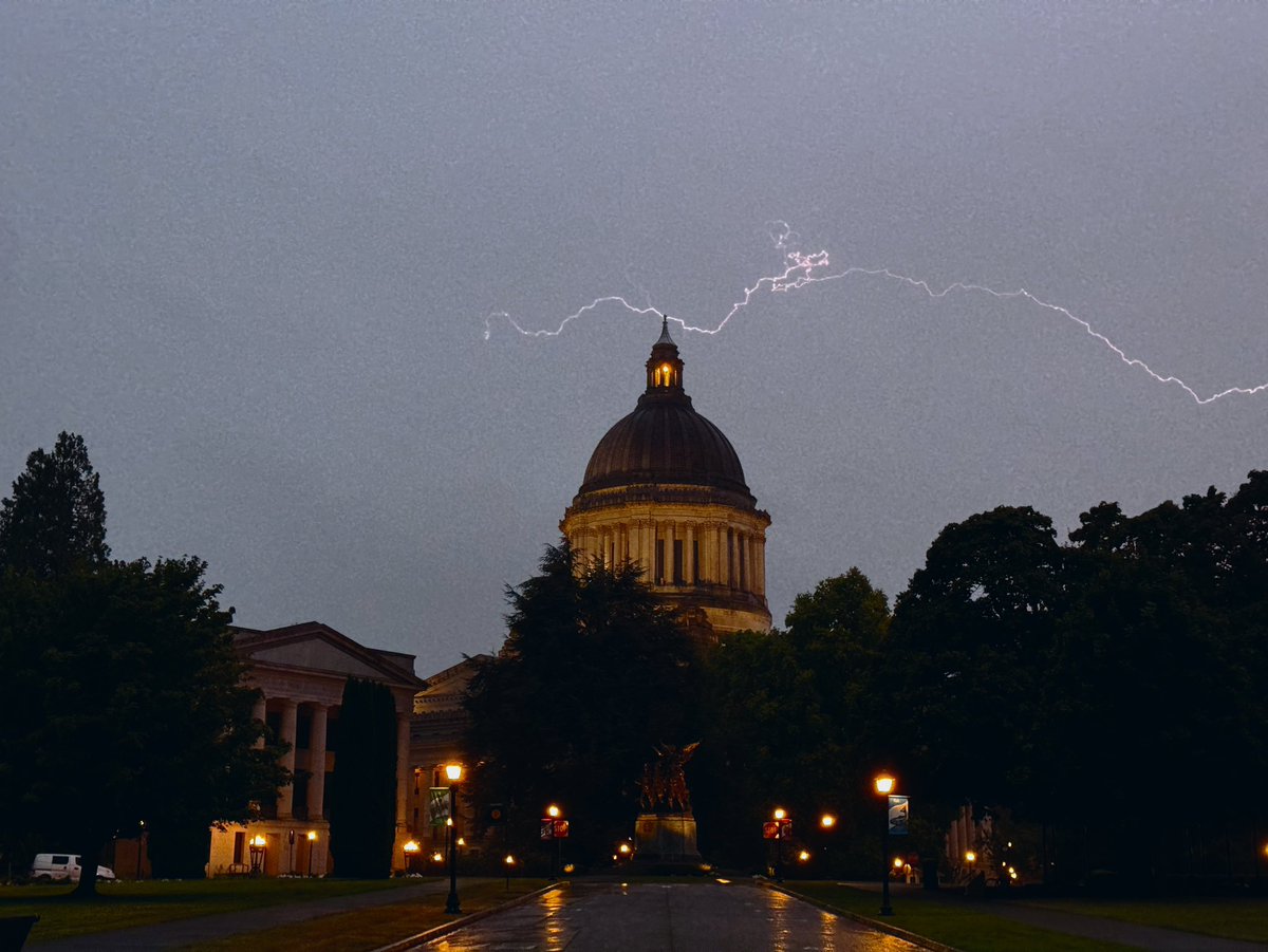 We can have a little lightning in Olympia, as a treat. #wawx