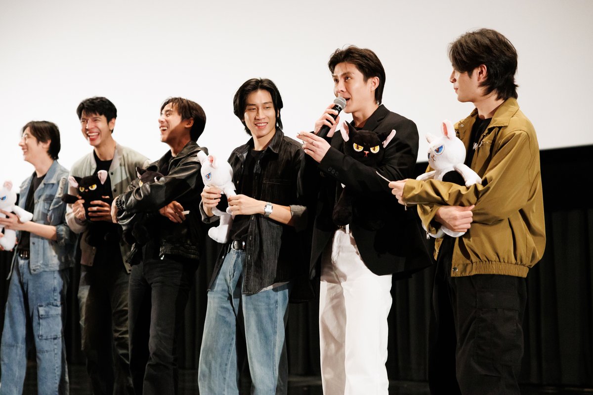 otpcnews's tweet photo. ทำถึง “4MINUTES” EPISODE 4 MOVIE NIGHT”เข้มข้น ชวนคาดเดา ขยี้อารมณ์ทุกซีน ติดเทรนด์ X อันดับ 2 ของโลกอย่างรวดเร็ว

#BibleWichapas #jesjpp
#4MINUTES_EP4
#4MINUTES2024

เข้มข้นขึ้นและคาดเดาไม่ได้จริงๆ สำหรับซีรีส์ BL สุดร้อนแรงที่กำลังเป็นที่พูดถึงมากที่สุด อย่าง 4MINUTES เพราะเมื่อวันที่ 16 สิงหาคม 2567 ที่ผ่านมา BeOnCloud ได้จัดงาน “4MINUTES EPISODE 4 MOVIE NIGHT” ณ โรงภาพยนตร์ เมเจอร์ ซีนีเพล็กซ์ รัชโยธิน ซึ่งแฟนๆทั้งจากไทยและต่างประเทศให้การตอบรับเป็นอย่างดีเช่นเคยเพราะแค่เพียงเปิดขายบัตรก็ถูกจับจองเต็มทุกที่นั่งภายในเวลาอันรวดเร็ว ทำให้บรรยากาศของโรงภาพยนตร์แน่นไปด้วยความอบอุ่นจากแฟนๆ พร้อมด้วยทีมนักแสดงที่ยกทัพกันมาอย่างพร้อมหน้า นำโดย เจษ-เจษฎ์พิพัฒ และ ไบเบิ้ล-วิชญ์ภาส ร่วมด้วย บาส-อัศวภัทร์, ฟูไอซ์-ธนวัตร, จ๊อบ-ยศธร, มีโอ-เอเธนส์, เจเจ-ปฏิภาณ, เจ็ท-เจษฎากร ที่ตั้งตารอชม EPISODE 4 Sultrier Version พร้อมกัน ซึ่งไม่ทำให้ผิดหวังระหว่างการฉายเรียกเสียงกรี๊ดดังสนั่นอย่างต่อเนื่อง เรียกได้ว่าทุกซีนอัดแน่นไปด้วยความสนุก ตื่นเต้น ลุ้นระทึก และเร่าร้อน แบบครบรส จนทำให้แฟนๆที่ร่วมชมในโรงภาพยนตร์ถึงกับเสียอาการกันเลยทีเดียว ส่งท้ายการเล่นเกมส์มอบของรางวัลให้กับแฟนๆที่เดินทางมาร่วมชมกันในค่ำคืนนี้ ซึ่ง 4MINUTES EP4 นี้กระแสแรงติดเทรนด์ X อันดับ 1 ในไทยอย่างรวดเร็วพร้อมอีกหลายประเทศ เช่น อินโดนีเซีย มาเลเซีย บราซิล เวียดนาม อิตาลี และแน่นอน อันดับ 2 ของโลกด้วย

อ่านข่าวและชมภาพเพิ่มเติมได้ที่ https://t.co/NlBBmsHyH8

รับชมซีรีส์ 4MINUTES ทุกวันศุกร์ เวลา 23.15 น. ทางช่อง One 31 และ Sultrier Version ได้ที่ แอป Viu เท่านั้น