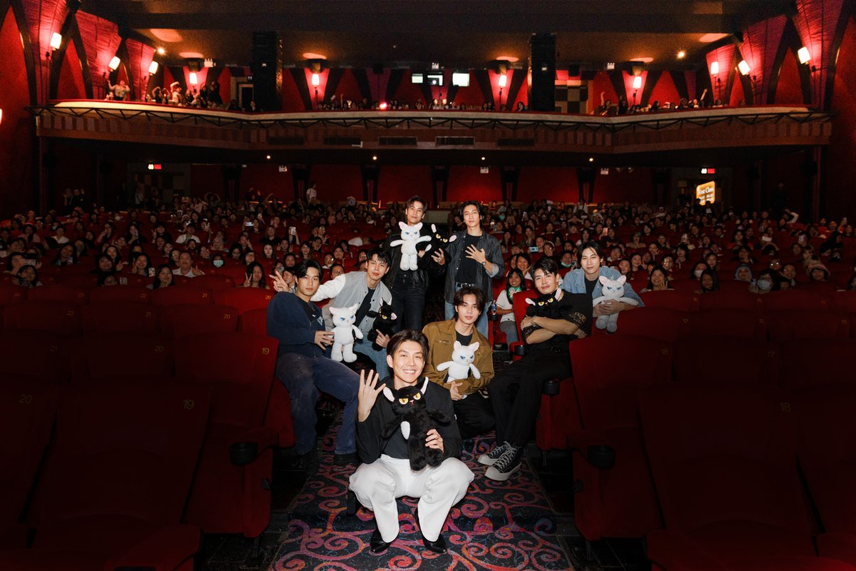 otpcnews's tweet photo. ทำถึง “4MINUTES” EPISODE 4 MOVIE NIGHT”เข้มข้น ชวนคาดเดา ขยี้อารมณ์ทุกซีน ติดเทรนด์ X อันดับ 2 ของโลกอย่างรวดเร็ว

#BibleWichapas #jesjpp
#4MINUTES_EP4
#4MINUTES2024

เข้มข้นขึ้นและคาดเดาไม่ได้จริงๆ สำหรับซีรีส์ BL สุดร้อนแรงที่กำลังเป็นที่พูดถึงมากที่สุด อย่าง 4MINUTES เพราะเมื่อวันที่ 16 สิงหาคม 2567 ที่ผ่านมา BeOnCloud ได้จัดงาน “4MINUTES EPISODE 4 MOVIE NIGHT” ณ โรงภาพยนตร์ เมเจอร์ ซีนีเพล็กซ์ รัชโยธิน ซึ่งแฟนๆทั้งจากไทยและต่างประเทศให้การตอบรับเป็นอย่างดีเช่นเคยเพราะแค่เพียงเปิดขายบัตรก็ถูกจับจองเต็มทุกที่นั่งภายในเวลาอันรวดเร็ว ทำให้บรรยากาศของโรงภาพยนตร์แน่นไปด้วยความอบอุ่นจากแฟนๆ พร้อมด้วยทีมนักแสดงที่ยกทัพกันมาอย่างพร้อมหน้า นำโดย เจษ-เจษฎ์พิพัฒ และ ไบเบิ้ล-วิชญ์ภาส ร่วมด้วย บาส-อัศวภัทร์, ฟูไอซ์-ธนวัตร, จ๊อบ-ยศธร, มีโอ-เอเธนส์, เจเจ-ปฏิภาณ, เจ็ท-เจษฎากร ที่ตั้งตารอชม EPISODE 4 Sultrier Version พร้อมกัน ซึ่งไม่ทำให้ผิดหวังระหว่างการฉายเรียกเสียงกรี๊ดดังสนั่นอย่างต่อเนื่อง เรียกได้ว่าทุกซีนอัดแน่นไปด้วยความสนุก ตื่นเต้น ลุ้นระทึก และเร่าร้อน แบบครบรส จนทำให้แฟนๆที่ร่วมชมในโรงภาพยนตร์ถึงกับเสียอาการกันเลยทีเดียว ส่งท้ายการเล่นเกมส์มอบของรางวัลให้กับแฟนๆที่เดินทางมาร่วมชมกันในค่ำคืนนี้ ซึ่ง 4MINUTES EP4 นี้กระแสแรงติดเทรนด์ X อันดับ 1 ในไทยอย่างรวดเร็วพร้อมอีกหลายประเทศ เช่น อินโดนีเซีย มาเลเซีย บราซิล เวียดนาม อิตาลี และแน่นอน อันดับ 2 ของโลกด้วย

อ่านข่าวและชมภาพเพิ่มเติมได้ที่ https://t.co/NlBBmsHyH8

รับชมซีรีส์ 4MINUTES ทุกวันศุกร์ เวลา 23.15 น. ทางช่อง One 31 และ Sultrier Version ได้ที่ แอป Viu เท่านั้น