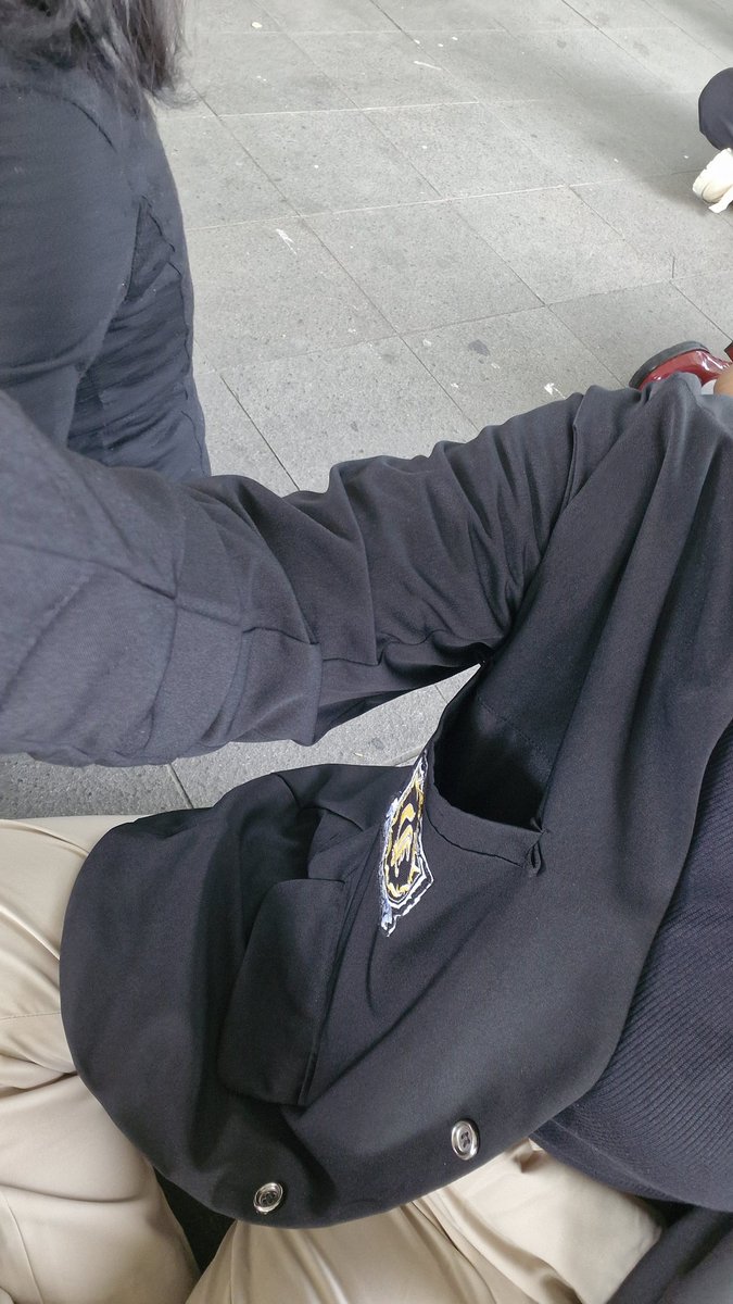 simpoverjay's tweet photo. HALOOO aku udah di venue di depan tempat tuker tiket yaa, yang mau trade atau freebiesnya bisa samperin aja yaa https://t.co/e1HfLRQwGC