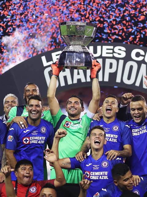 ElHinchaAzulMx's tweet photo. Ay América, nada más te quitan al gato Ortíz y vuelves a tu mediocre realidad. Nunca levantarás la copa que tiene el único gigante de CONCACAF 😮‍💨🏆 https://t.co/4JoxJ0DhRR