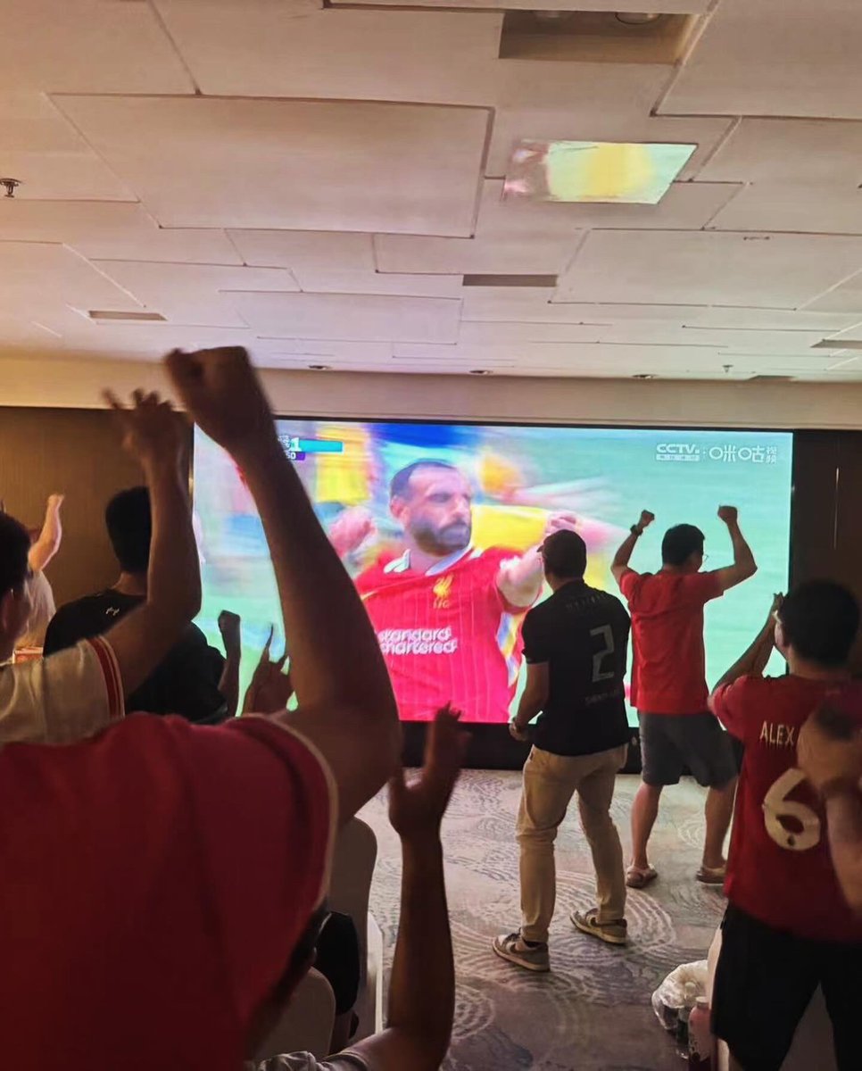 ShenzhenLFC's tweet photo. Good start to the new era✅
深利观赛现场，胜利回归✌️(‘ω’)

#LFC #YNWA #liverpoolfcfans https://t.co/JzPgwSoGFO
