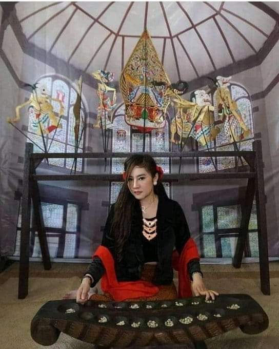 Sebagai Bangsa Indonesia kita harus menghormati warisan kakek nenek moyang kita dengan melestarikan warisan mereka. Tetaplah jadi Orang Indonesia dengan Adat- Budaya Nusantara Yang Kaya Raya Ini.

Rahayu 🙏