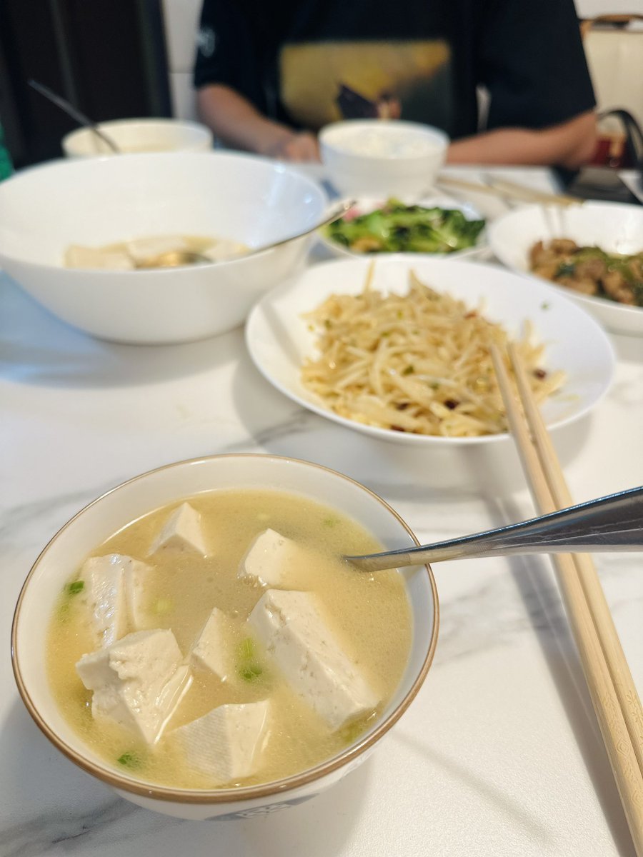 老公出差，老情人补位，做做饭做做爱，好像在玩个很新的东西。
Ps：厨艺让人惊喜，真的很好吃😋