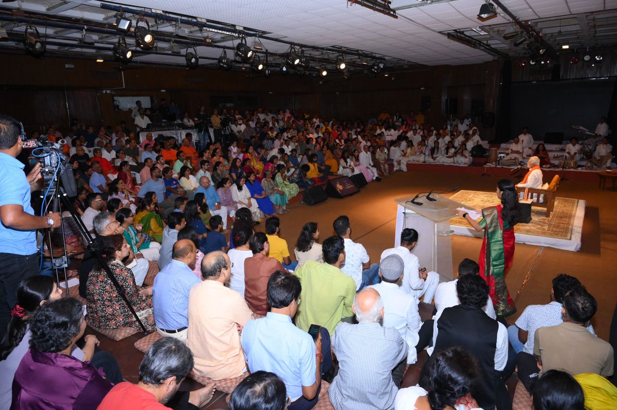 Grateful to have witnessed the 70th #Shankar_Vyakhyanmala. <a href="/SriMspeaks/">Sri M</a> profound insights on Shakti and #AdvaitaVedanta, paired with Madhvi Madhukar Jha's soulful hymns, made this eve truly divine. May the wisdom of Acharya guide us all. Thanks you <a href="/EkatmaDham/">Ekatma Dham</a> for this opportunity