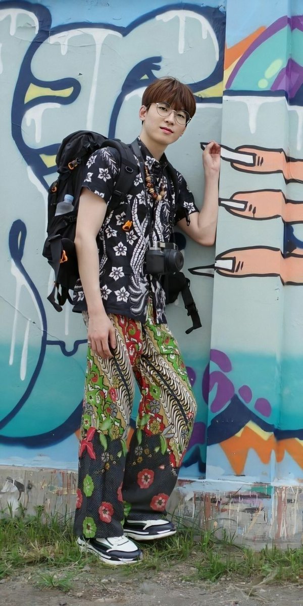 nisleeya's tweet photo. Yang penting batik &amp; mural😽😻

#CaratSelcaDay #CSD #wonwoo #SEVENTEEN https://t.co/5mtzAgOFuB
