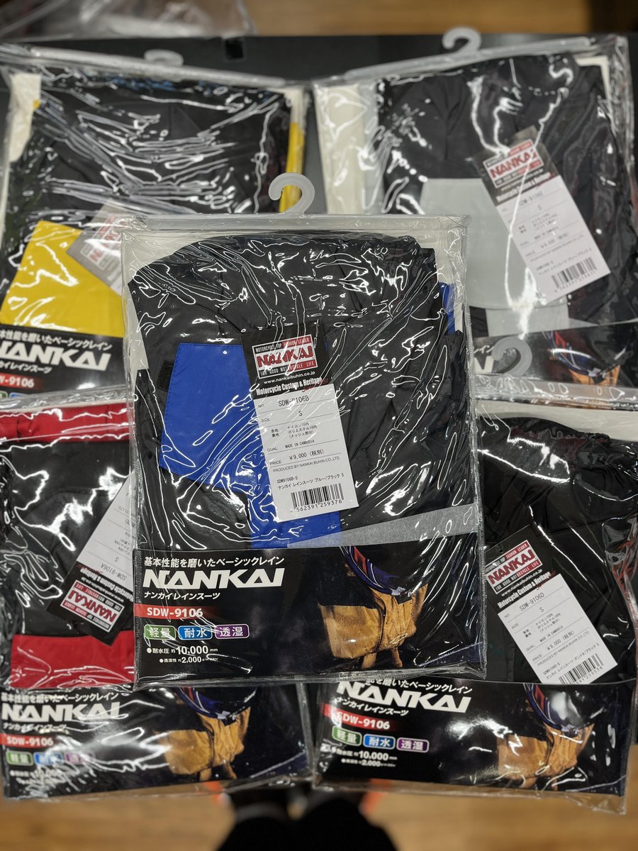 NANKAI_OSAKA's tweet image. 天候の変わりやすい秋のツーリング＆通勤の必需品

#NANAKI オリジナル #レインウエア ≪SDW-9106≫

耐水圧/10,000mm　透湿性/2,000g/㎡-24hr

通常価格：9,900円(税込)を
ご奉仕価格：4,980円(税込)にて
大放出中で御座います！

色・サイズに限りがございますのでお急ぎ下さい！！

#南海部品本店