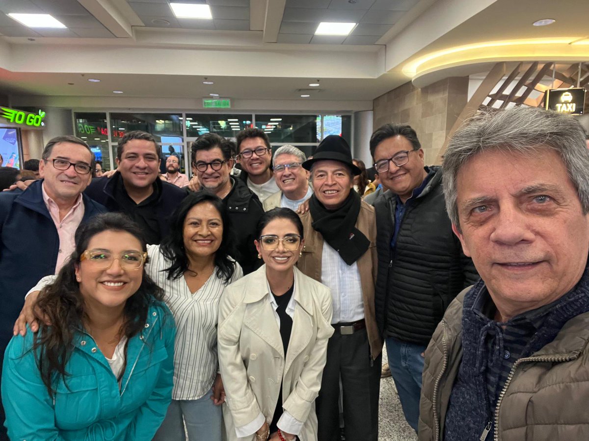 GustavoMateusA's tweet image. Felices de recibir a @RicardoPatinoEC, un día se vio obligado a salir de Ecuador producto de la persecución del gobierno traidor de Moreno. 
Hoy regresa a su país, porque junto a @LuisaGonzalezEc y toda la @RC5Oficial recuperaremos aquel Ecuador que ama la vida.
#ElPoderEnLaGente