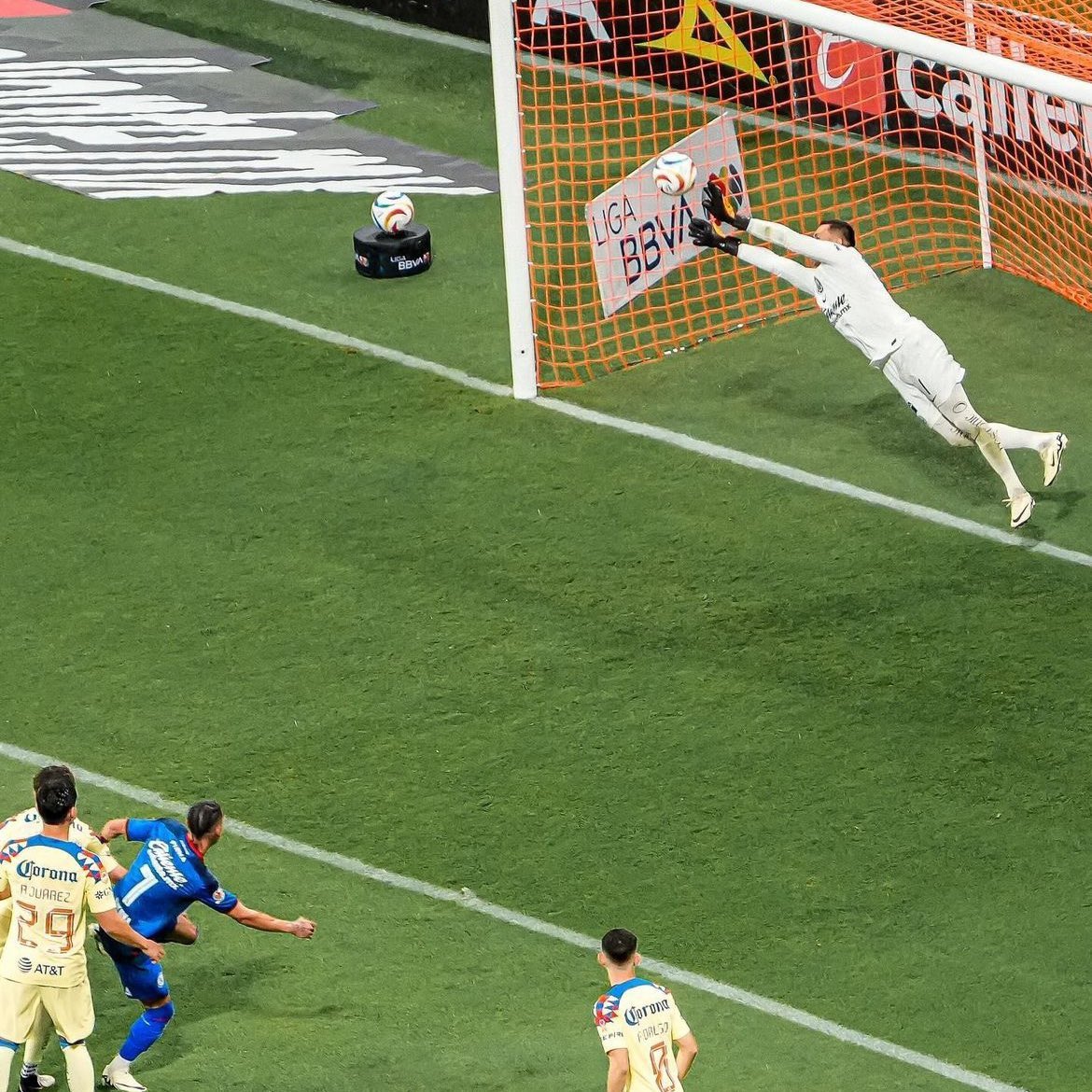 tudimebeto's tweet photo. Que los antis estén criticando a Ángel Malagón se entiende, pero algunos aficionados del América lo están atacando? Jajaja hay que ser un HDP malagradecido con el héroe del bicampeonato https://t.co/OS4nJjfDIZ