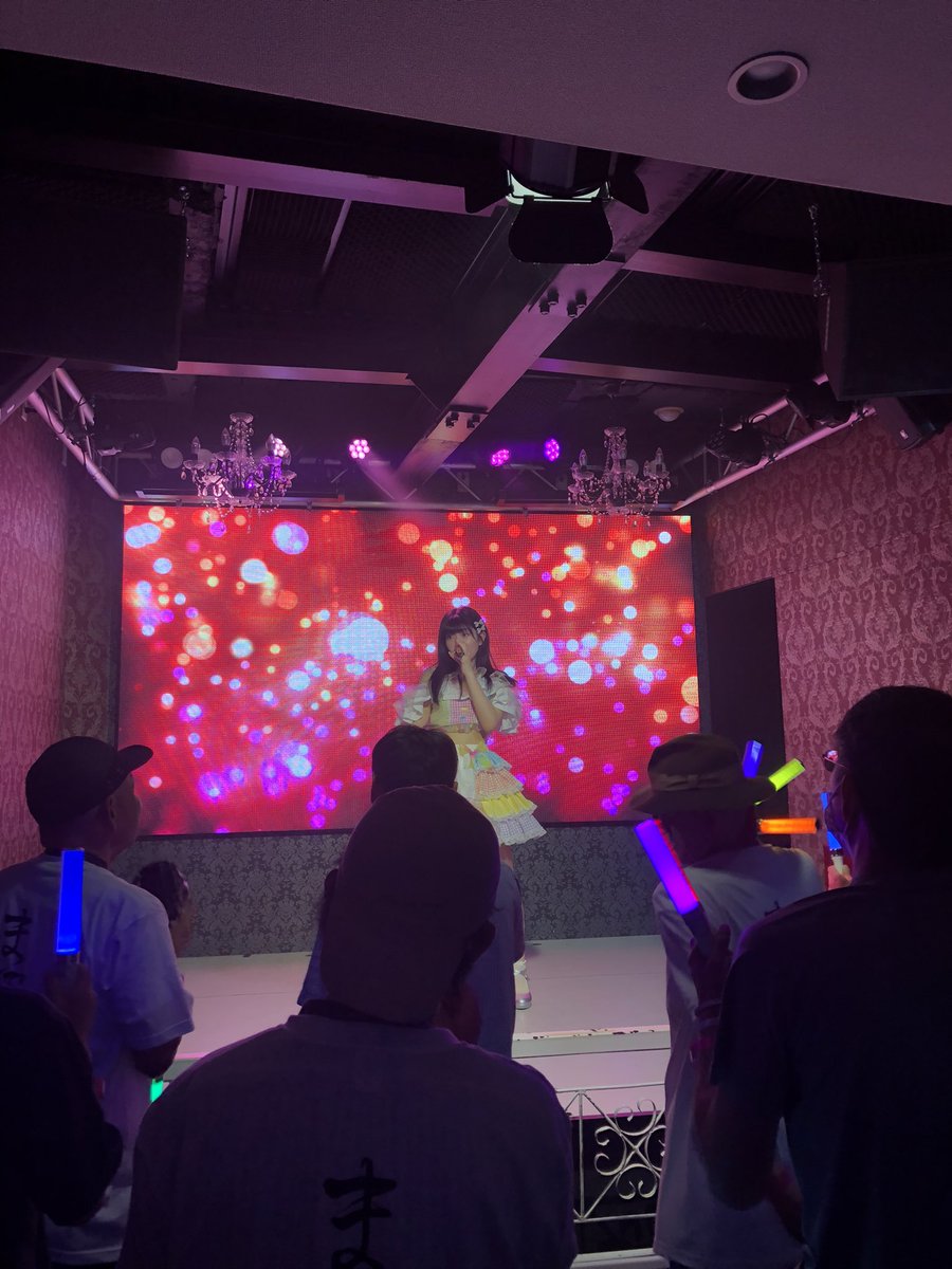 Beeee_Taro's tweet image. 僕の自慢の年代物のレトロカメラのハイレベルな画質クオリティ炸裂😑←

アイドル続けてくれることへの感謝と新たな門出のお祝いを伝えに。
#iPhone8 
#まぽんず