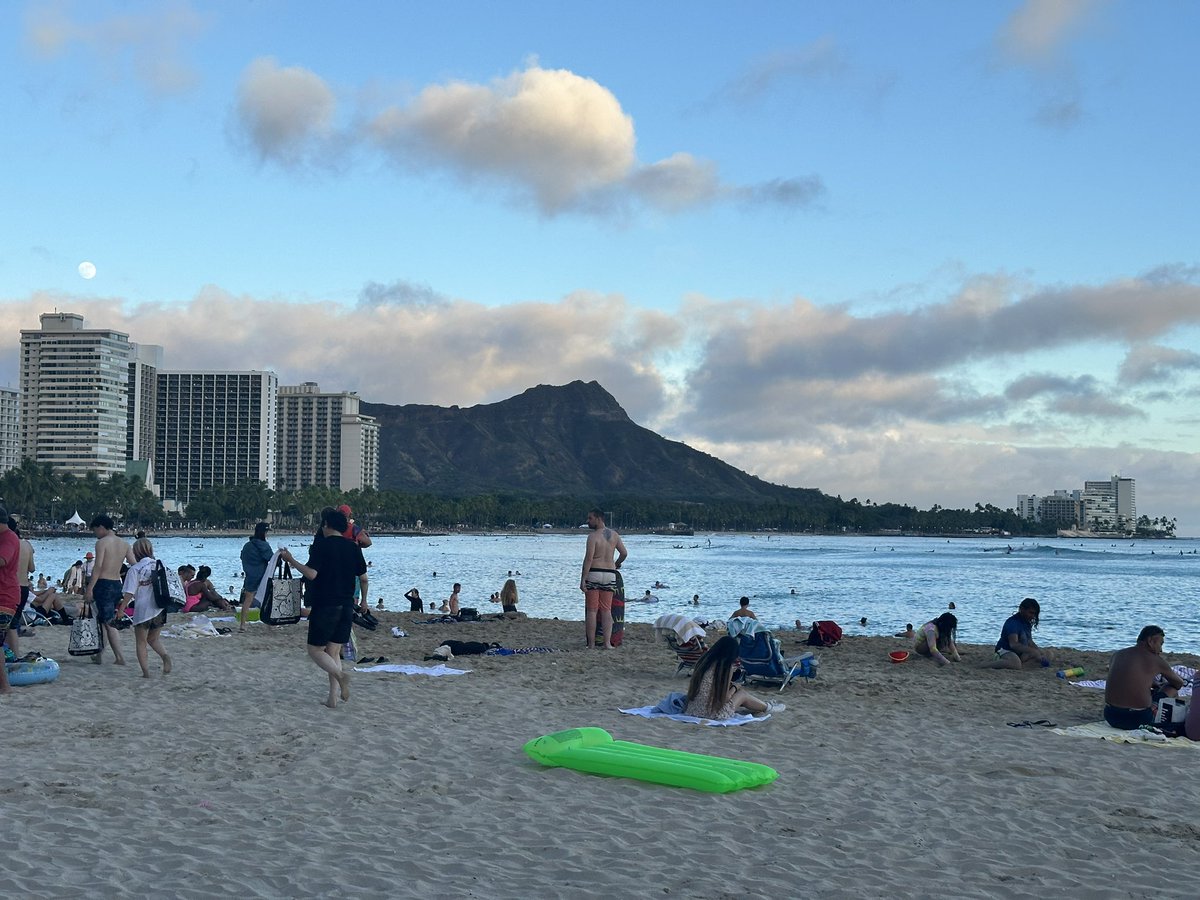 jtciszewski's tweet photo. Saturday night Waikīkī. https://t.co/aaJ9BPlA5N