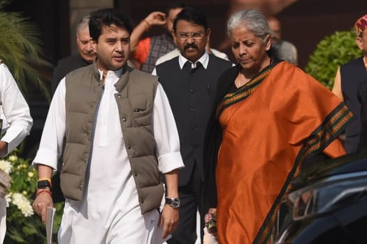 देश की वित्त मंत्री और मेरी वरिष्ठ सहयोगी सुश्री <a href="/nsitharaman/">Nirmala Sitharaman</a> जी को जन्मदिन की अनेकानेक बधाई।
आपके यशस्वी जीवन, उत्तम स्वास्थ्य और चिरायु की कामना करता हूँ।